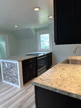 241 Bartlett St, Unit 2 in Manchester, NH - Building Photo - Building Photo