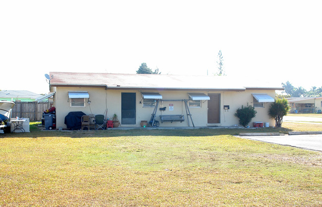 693 NW 11th St in Homestead, FL - Building Photo - Building Photo