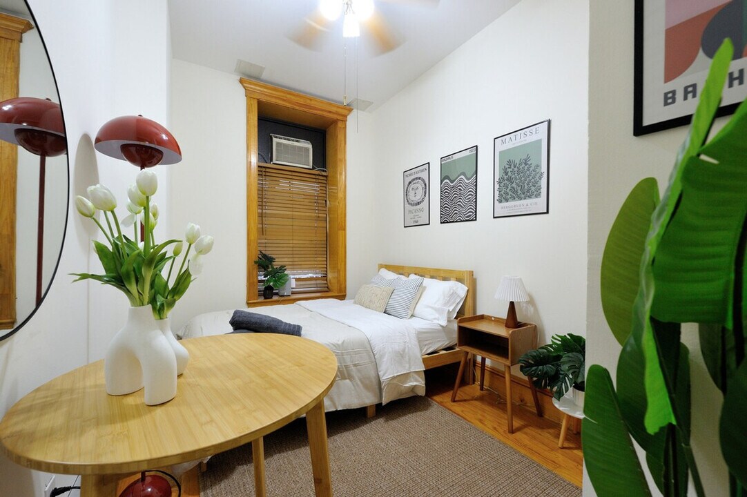 301 E 63rd St in New York, NY - Building Photo