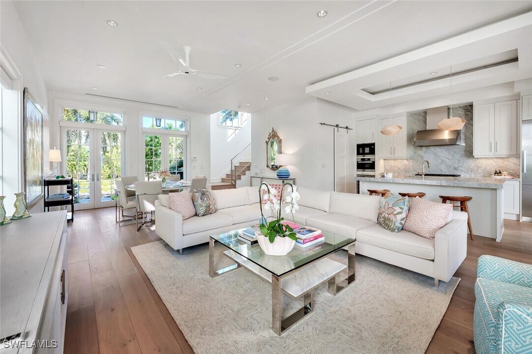 982 9th Ave S in Naples, FL - Building Photo