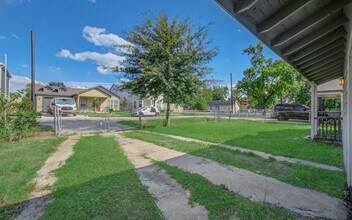 6830 New York St in Houston, TX - Building Photo - Building Photo