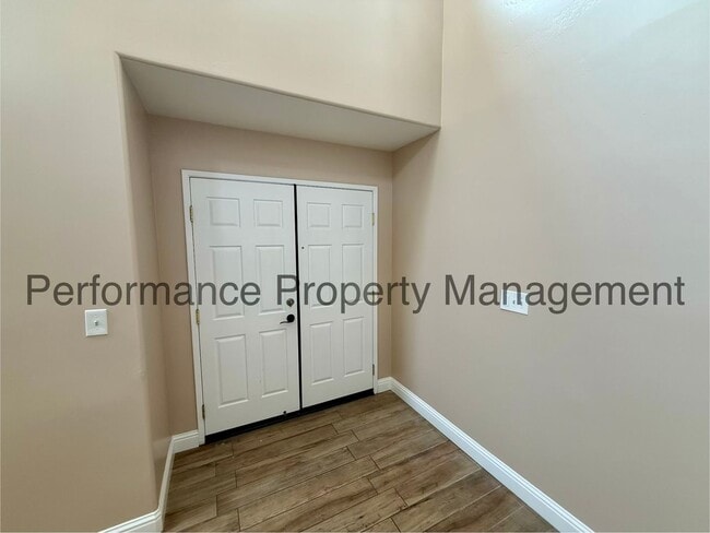 11120 Grand Prairie Dr in Bakersfield, CA - Building Photo - Building Photo