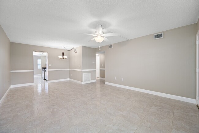 10033 64th Ave N in St. Petersburg, FL - Building Photo - Building Photo