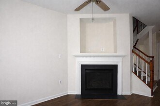 5635 Sheals Ln in Centreville, VA - Foto de edificio - Building Photo