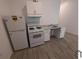 10501 Wilmington Ave, Unit 4 in Los Angeles, CA - Building Photo