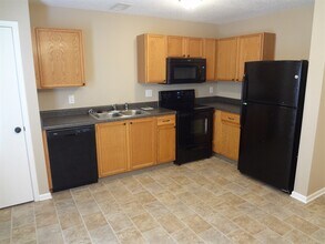 2343 Summerwood Ln in Greenwood, IN - Foto de edificio - Building Photo