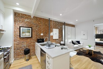 300 W 47th St in New York, NY - Building Photo - Building Photo