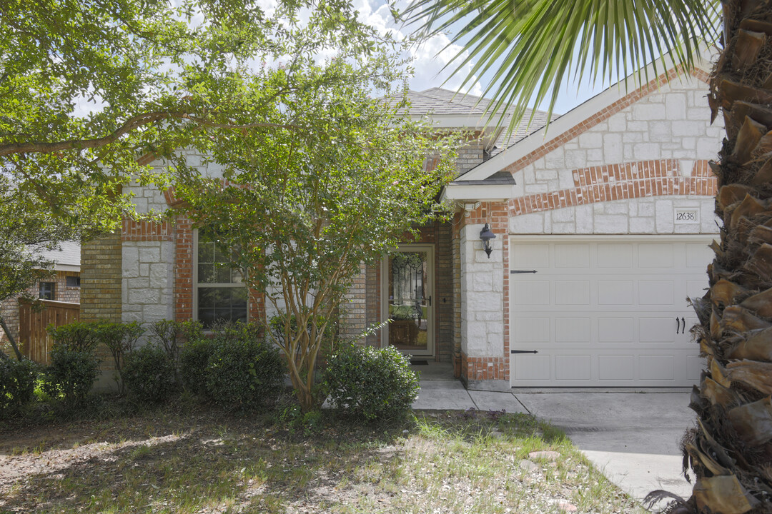 12638 Alamito Creek in San Antonio, TX - Foto de edificio