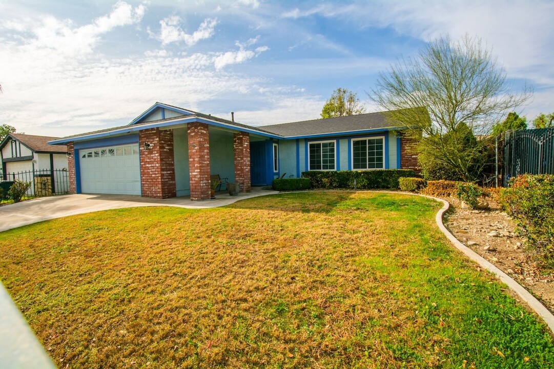 7582 Lime Ave in Fontana, CA - Building Photo