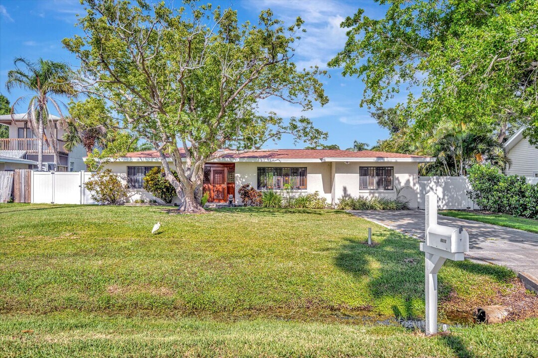 6313 Hollywood Blvd in Sarasota, FL - Building Photo