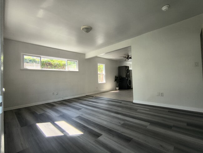 2215 Carmona Ave in Los Angeles, CA - Building Photo - Building Photo