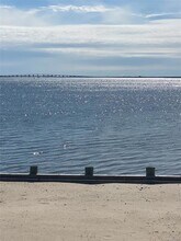 25 Shinnecock Rd in East Quogue, NY - Foto de edificio - Building Photo