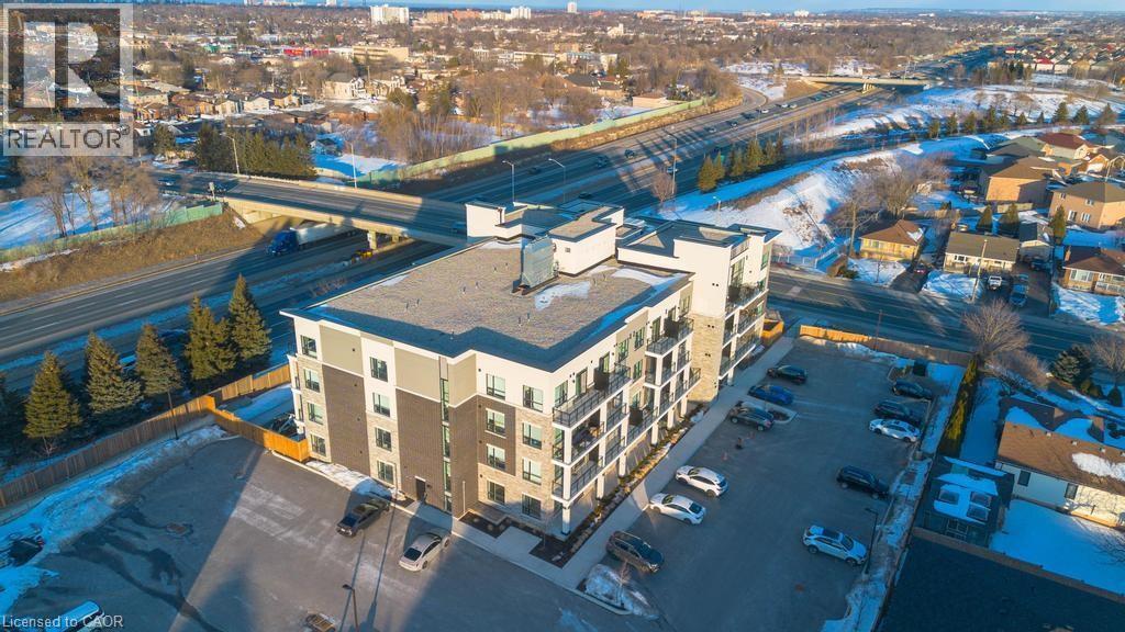 120 Springvalley Crescent in Hamilton, ON - Building Photo