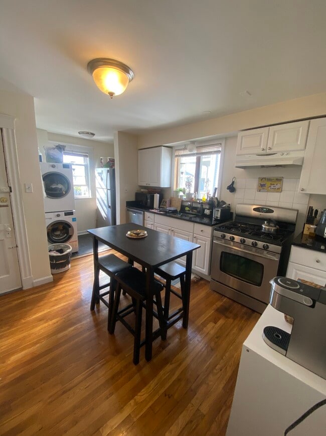 38 Cherry St, Unit #2 in Somerville, MA - Foto de edificio - Building Photo