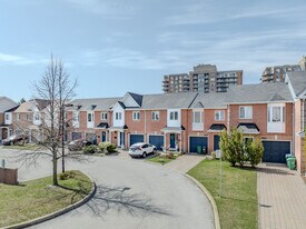 814 Village Green Blvd in Mississauga, ON - Building Photo