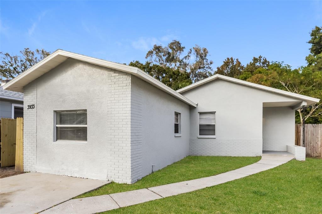 3933 10th Ave S in St. Petersburg, FL - Building Photo