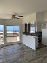 205 Shell St, Unit Upper in Manhattan Beach, CA - Building Photo - Building Photo