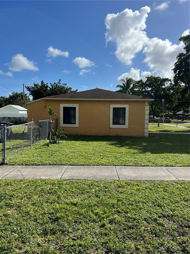 12275 NW 10th Ave in North Miami, FL - Foto de edificio - Building Photo