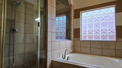 5523 Cross Pond in San Antonio, TX - Building Photo - Building Photo