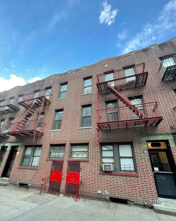 3049 34th St in Astoria, NY - Building Photo