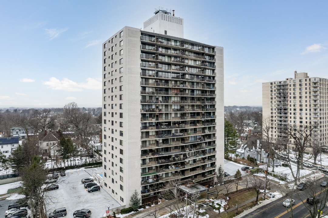 The Bristol House Condominiums in Hackensack, NJ - Foto de edificio