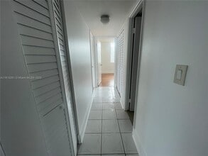 492 NW 165th St in Miami, FL - Foto de edificio - Building Photo
