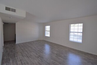 24822 Walnut St, Unit 02 in Santa Clarita, CA - Building Photo - Building Photo