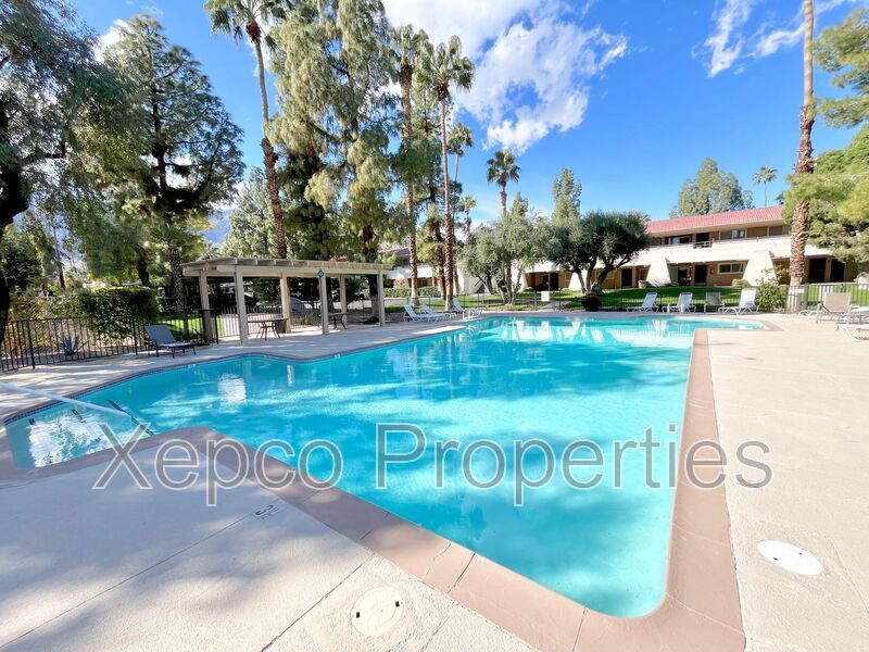 2857 N Los Felices Rd in Palm Springs, CA - Foto de edificio