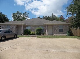 1624 Enloe Ct in Bryan, TX - Building Photo