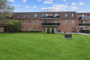 Colonial Court in London, ON - Building Photo