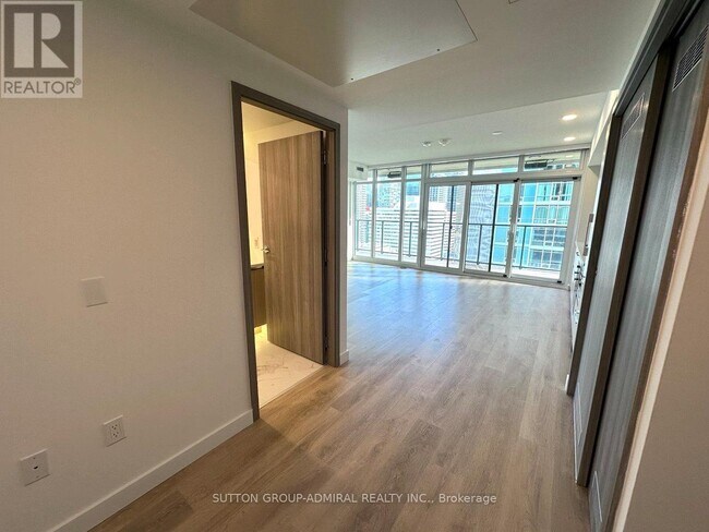 1 Concord Cityplace Wy in Toronto, ON - Building Photo - Building Photo