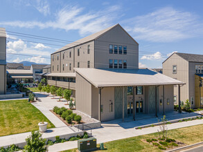 The Arrow Townhomes & Flats in Bozeman, MT - Foto de edificio - Building Photo