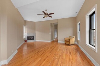 1046 N Milwaukee Ave in Chicago, IL - Building Photo - Building Photo