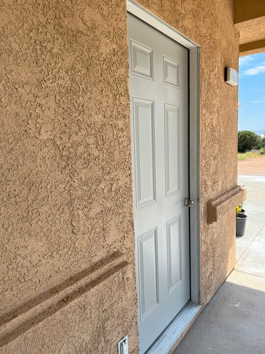 11070 Densmar Rd, Unit B in Oak Hills, CA - Foto de edificio