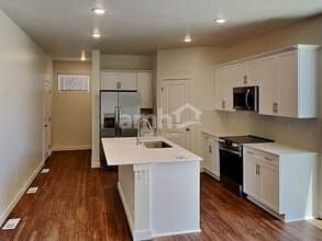 4708 W Ore Strm Rd in West Jordan, UT - Foto de edificio - Building Photo