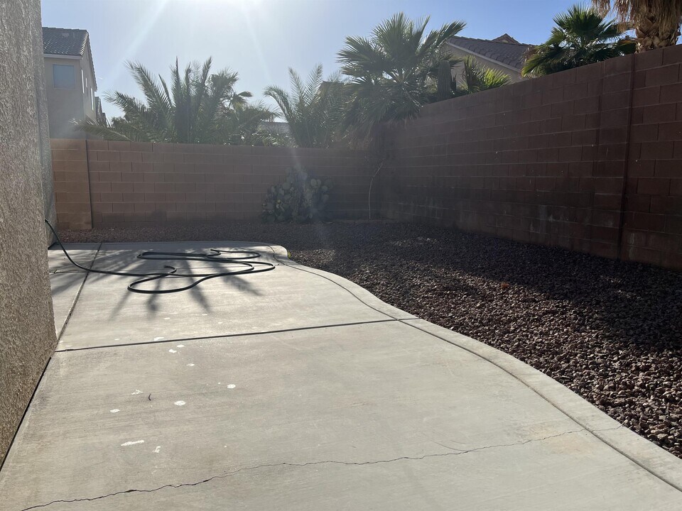 1204 E Malibu Sands Ave in North Las Vegas, NV - Building Photo