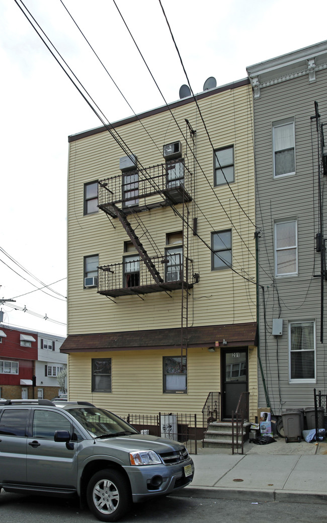 201 68th St in West New York, NJ - Building Photo - Building Photo