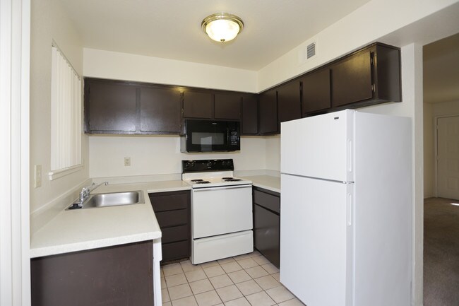 Courtyard Cottages in Sacramento, CA - Building Photo - Interior Photo