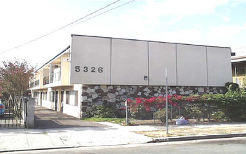 5326 La Mirada Ave in Los Angeles, CA - Building Photo - Building Photo