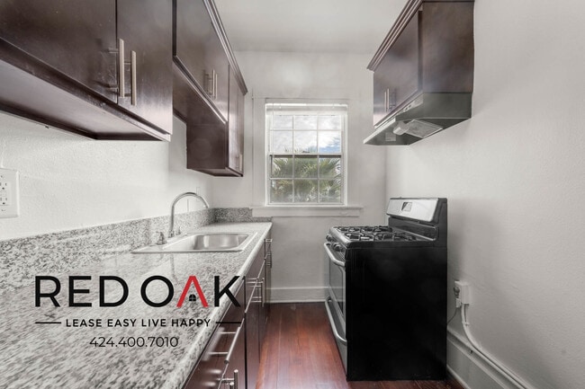 1110 S Lake St in Los Angeles, CA - Building Photo - Building Photo