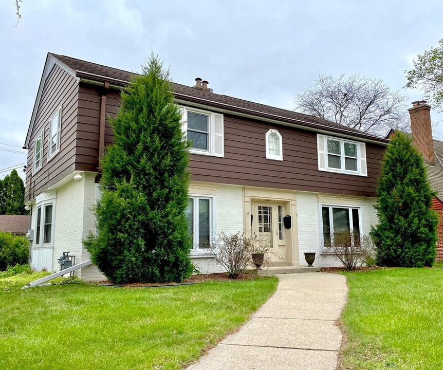 6101 W Wisconsin Ave in Wauwatosa, WI - Building Photo
