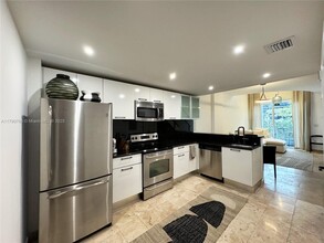 3339 Virginia St, Unit 327 in Miami, FL - Building Photo - Building Photo