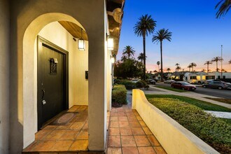 2624 S Palm Grove Ave in Los Angeles, CA - Building Photo - Building Photo