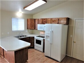 859 W 2005 N in Clinton, UT - Foto de edificio - Building Photo