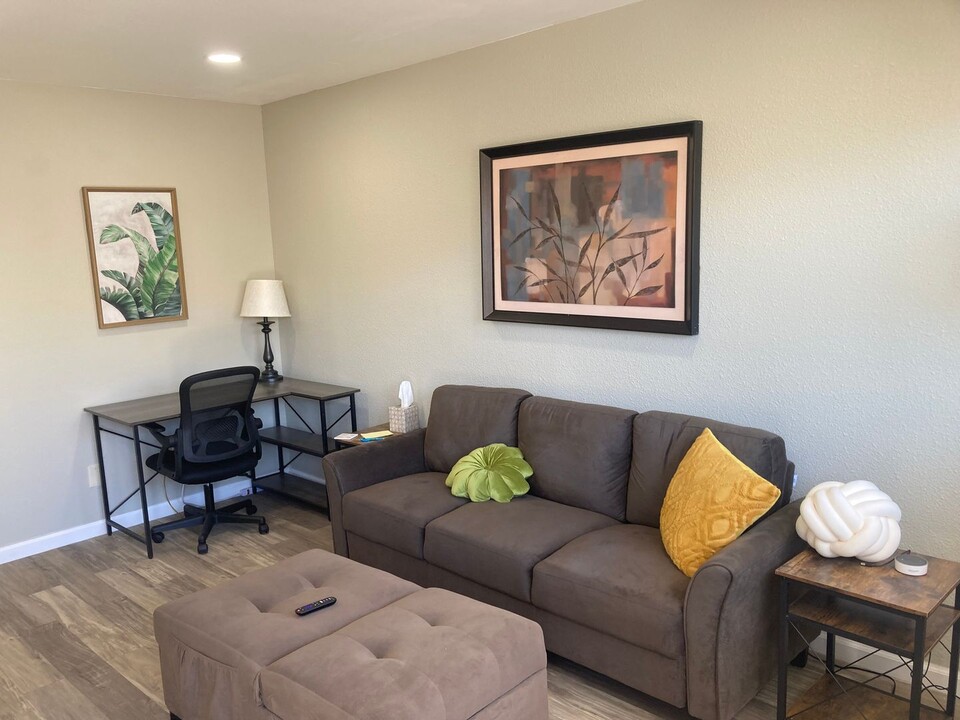 125 Parkview Dr in Ridgecrest, CA - Building Photo
