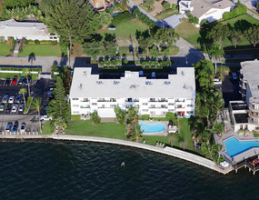 Mid Bay Club in North Miami, FL - Building Photo - Building Photo