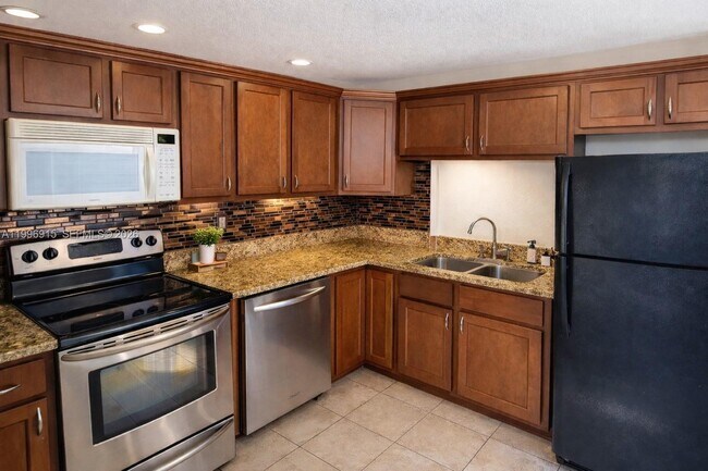 5495 NW 10th Ct in Plantation, FL - Building Photo - Building Photo