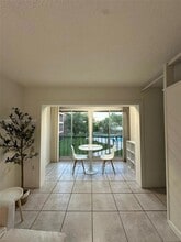 9405 W Flagler St in Miami, FL - Foto de edificio - Building Photo