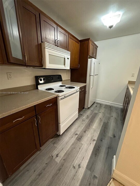 7075 NW 186th St in Hialeah, FL - Foto de edificio