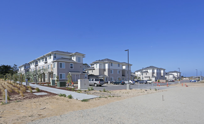 University Village Apartments in Marina, CA - Foto de edificio - Building Photo